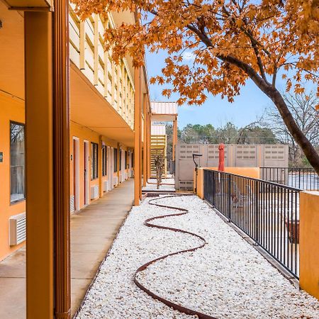 Quality Inn & Suites Corinth West Exteriör bild