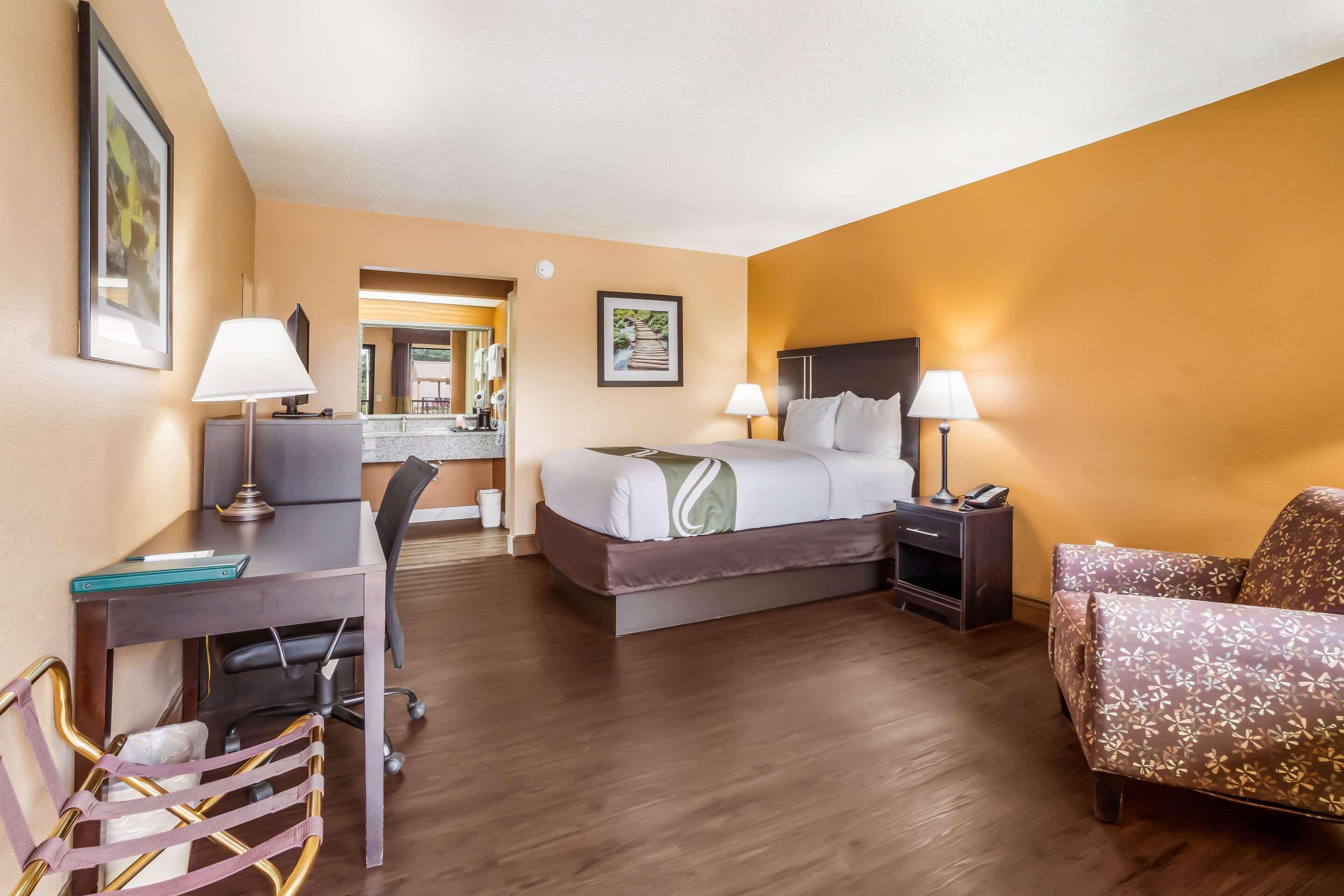 Quality Inn & Suites Corinth West Exteriör bild