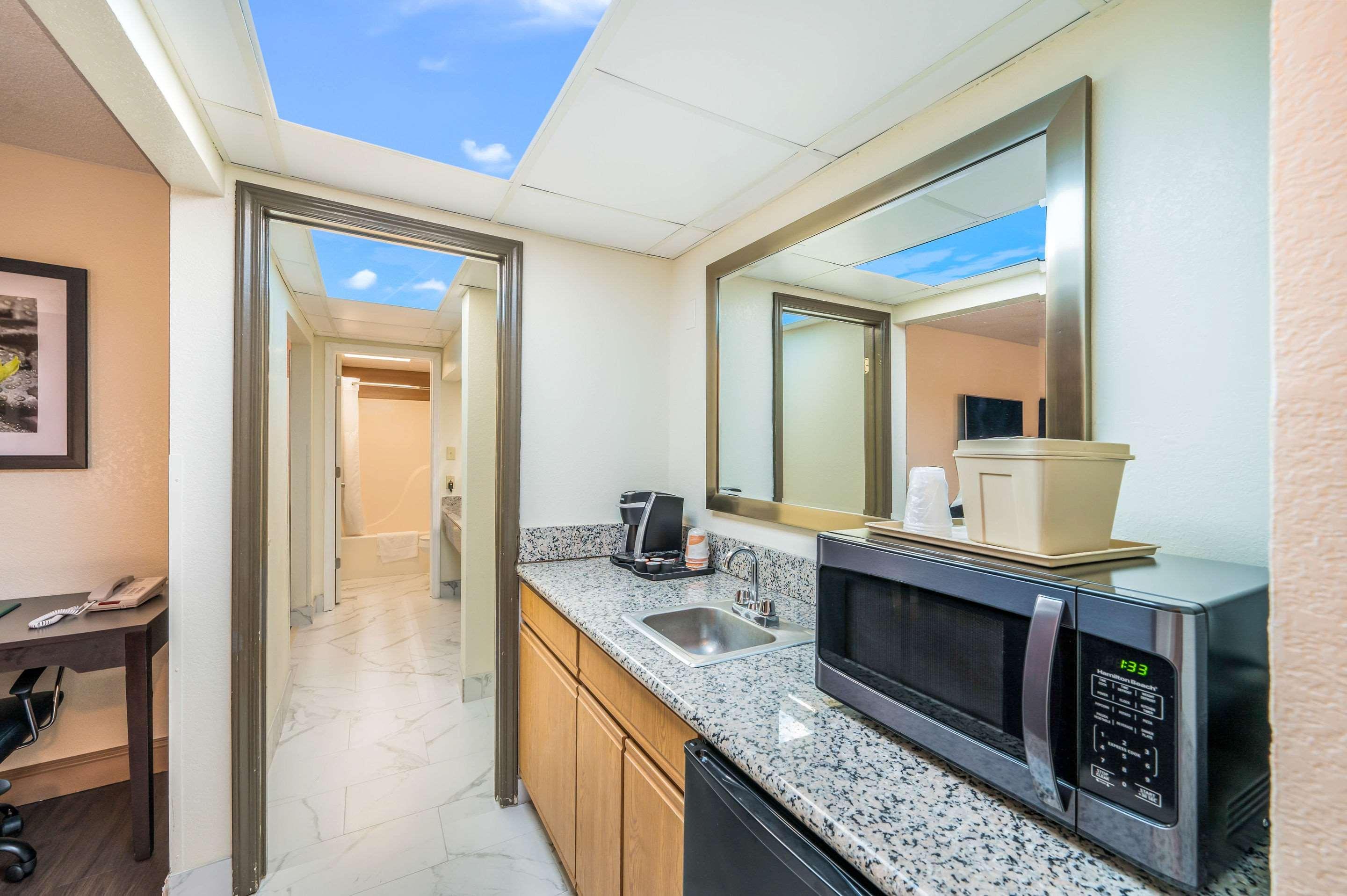 Quality Inn & Suites Corinth West Exteriör bild