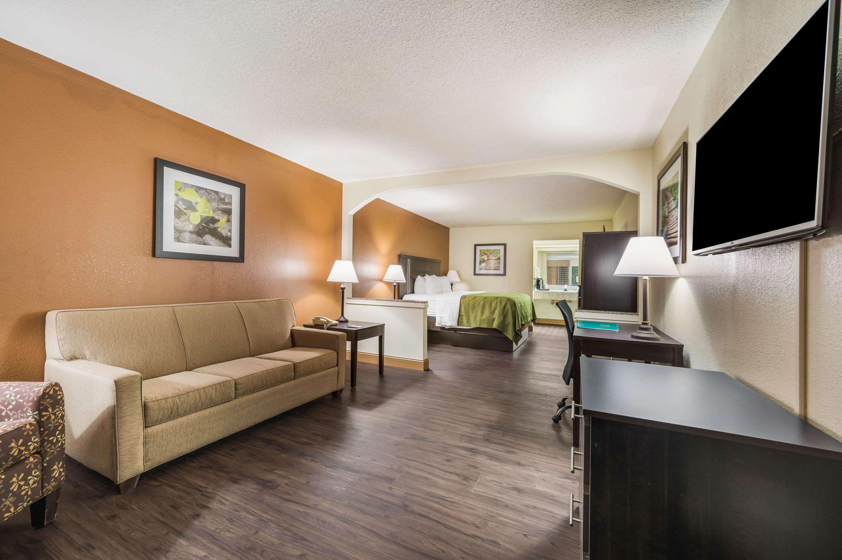 Quality Inn & Suites Corinth West Exteriör bild